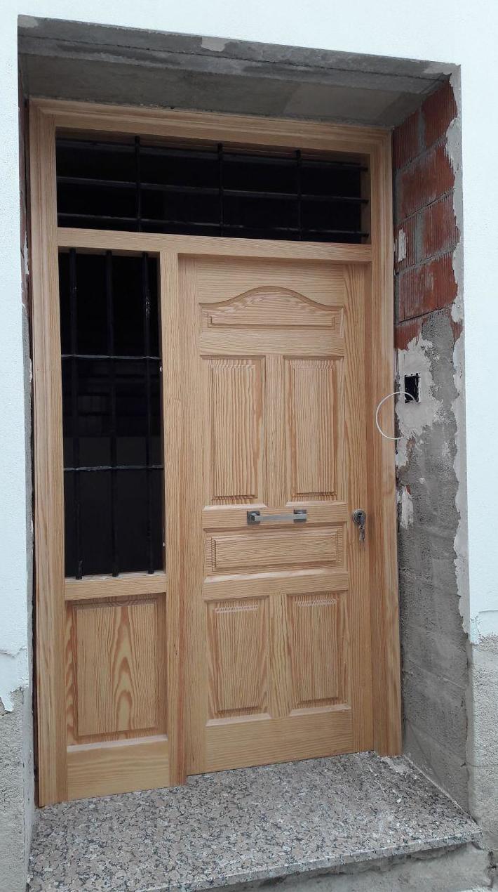 puerta de entrada de pino tea barnizada, con rejas de forja puerta de entrada de pino tea barnizada, con rejas de forja