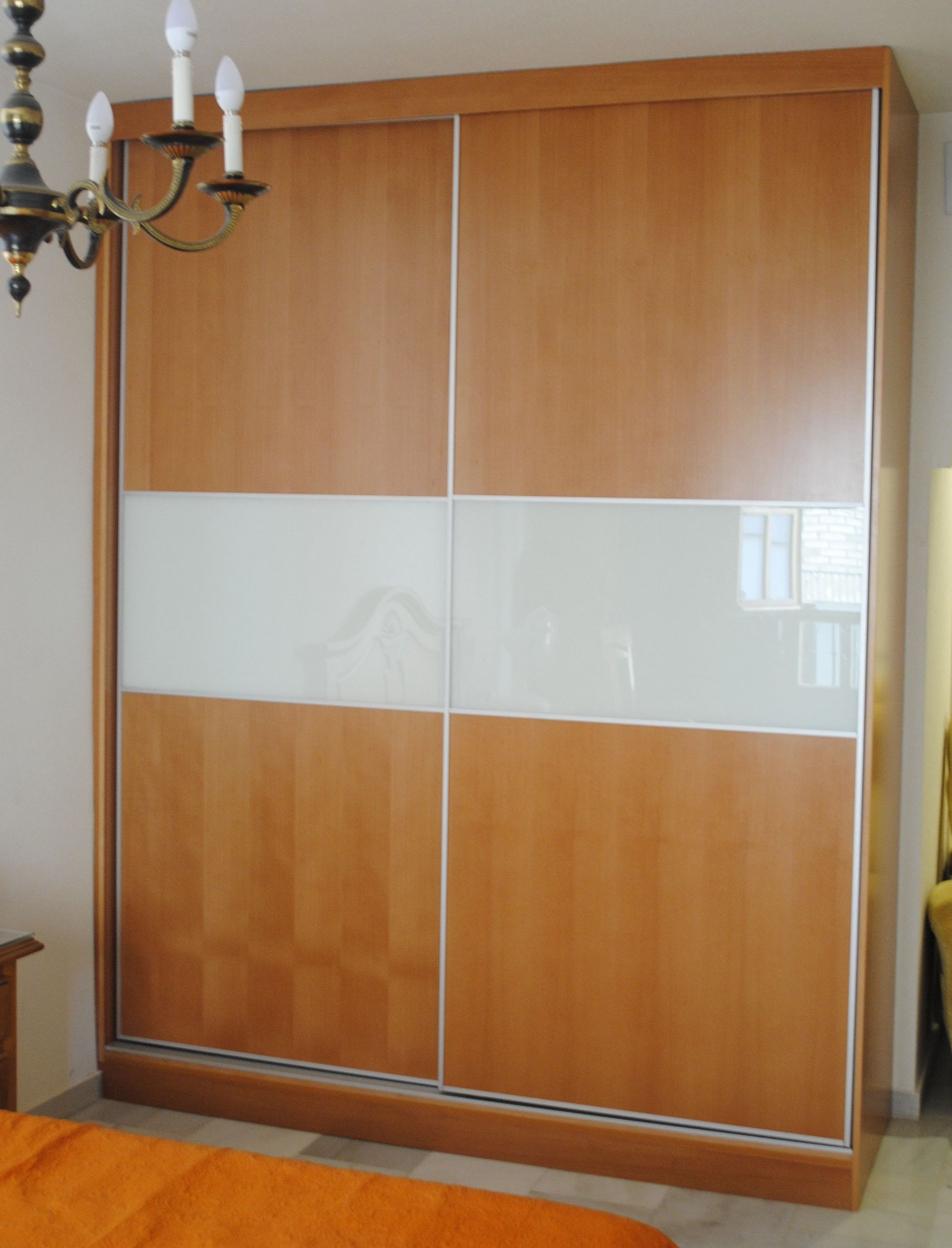 armario empotrado puertas correderas, rechapado haya con tinte tono cerezo y cristal lacobel griss armario empotrado puertas correderas, rechapado haya con tinte tono cerezo y cristal lacobel griss
