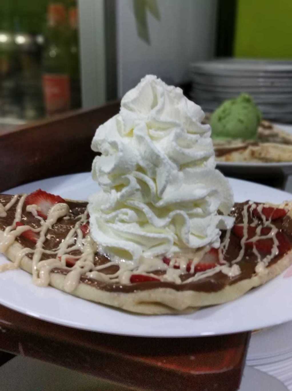 Nutella, fresas, nata, chocolate y chocolate blanco. Nutella, fresas, nata, chocolate y chocolate blanco.