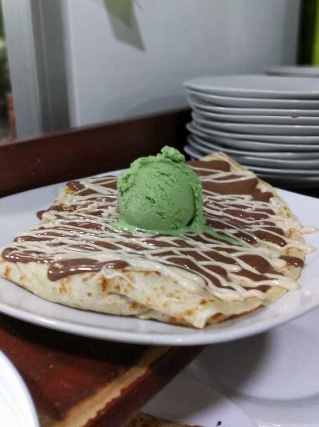 Plátano x dentro, helado de pistacho, chocolate y chocolate blanco. Plátano x dentro, helado de pistacho, chocolate y chocolate blanco.