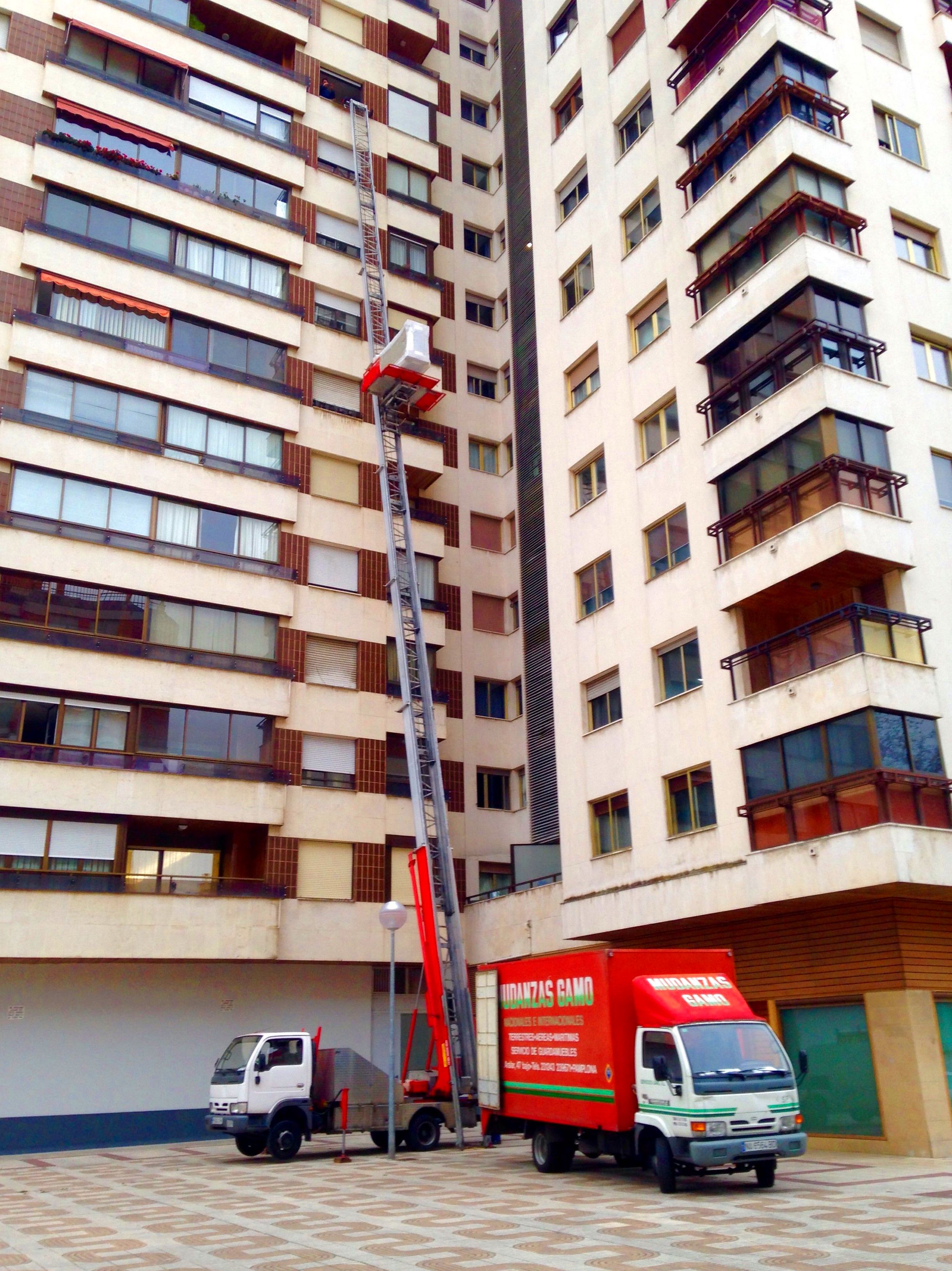 Mudanzas en Pamplona, Iruña con montamuebles en un décimo piso