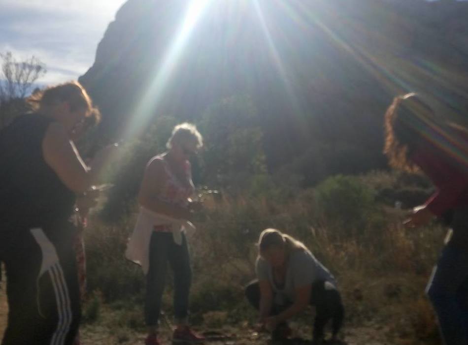 Recogiendo elementos de la naturaleza para componer un mandala grupal Recogiendo elementos de la naturaleza para componer un mandala grupal
