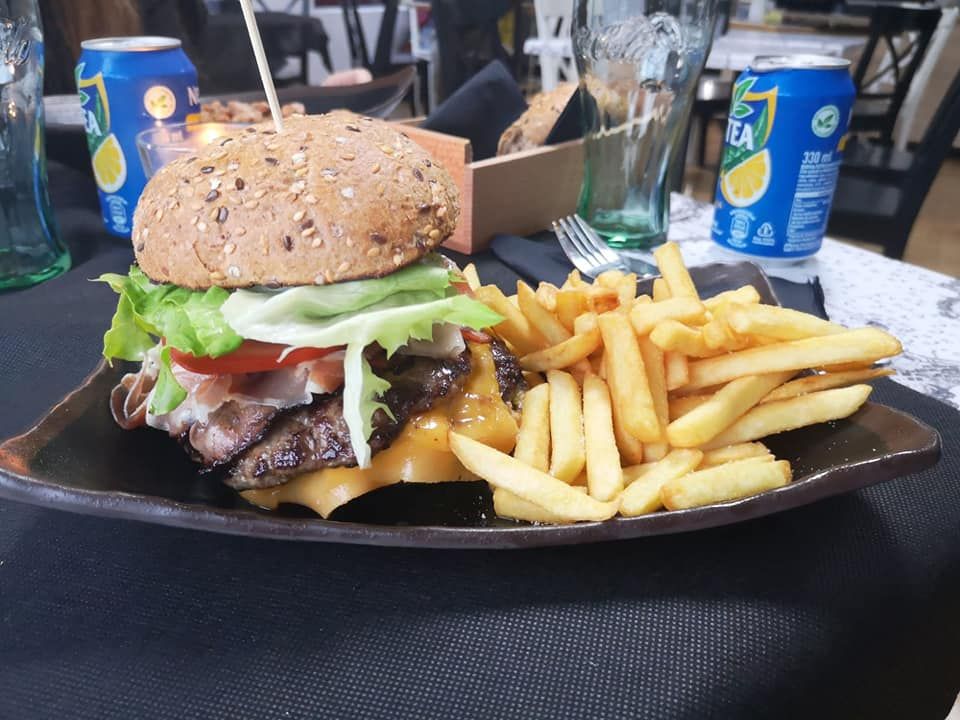 Hamburguesa Bucaneros: Servicios de La Cueva del Pirata Hamburguesa Bucaneros: Servicios de La Cueva del Pirata