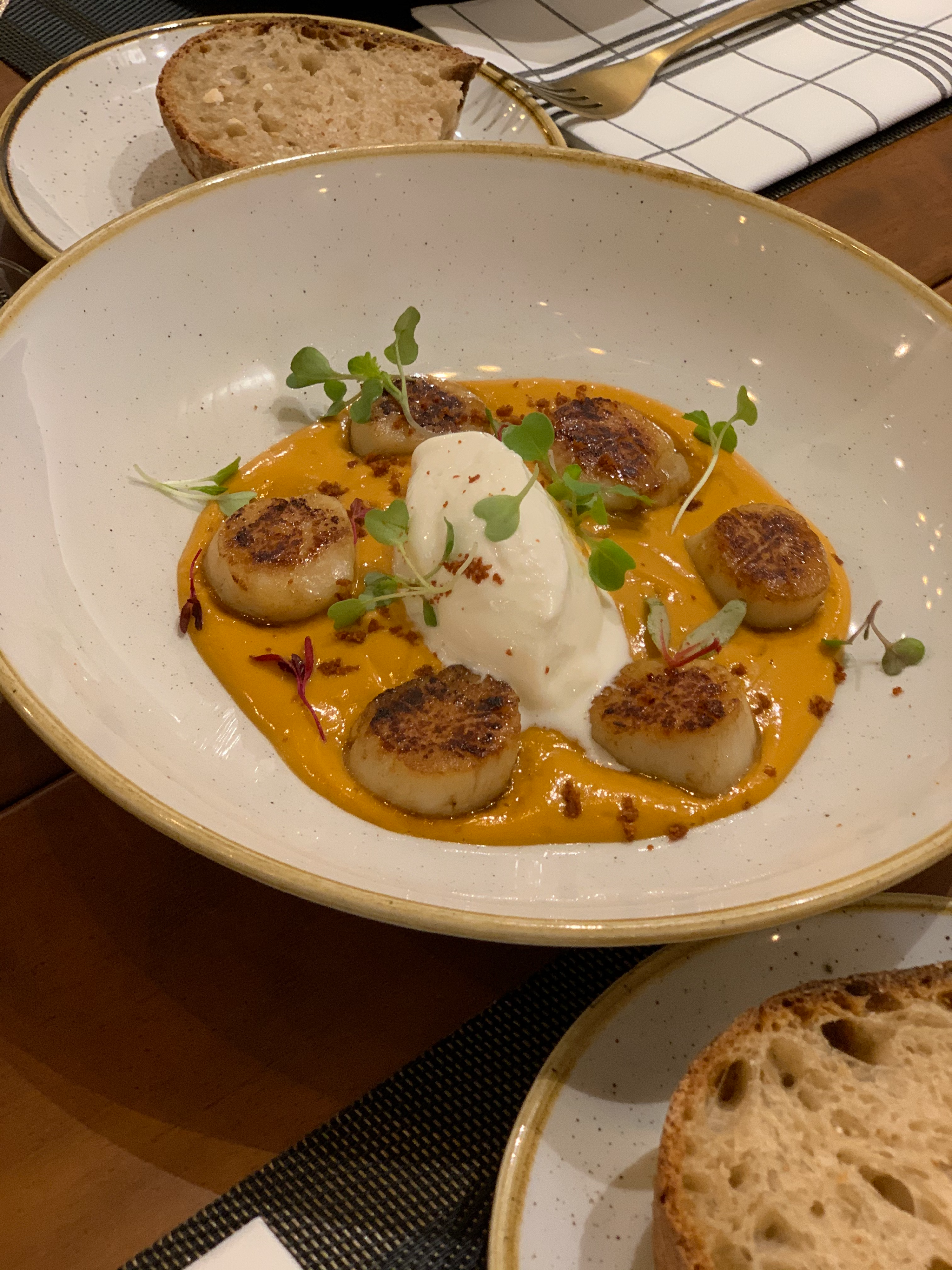 Vieiras con salmorejo y helado de queso Vieiras con salmorejo y helado de queso
