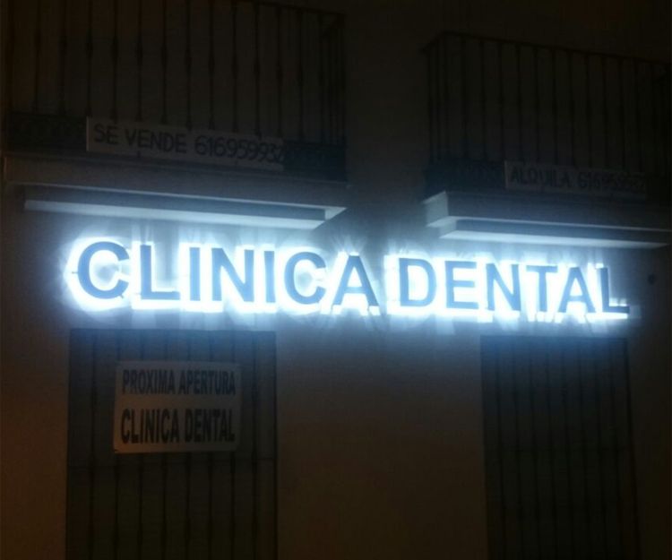 Rótulo luminoso de clínica dental