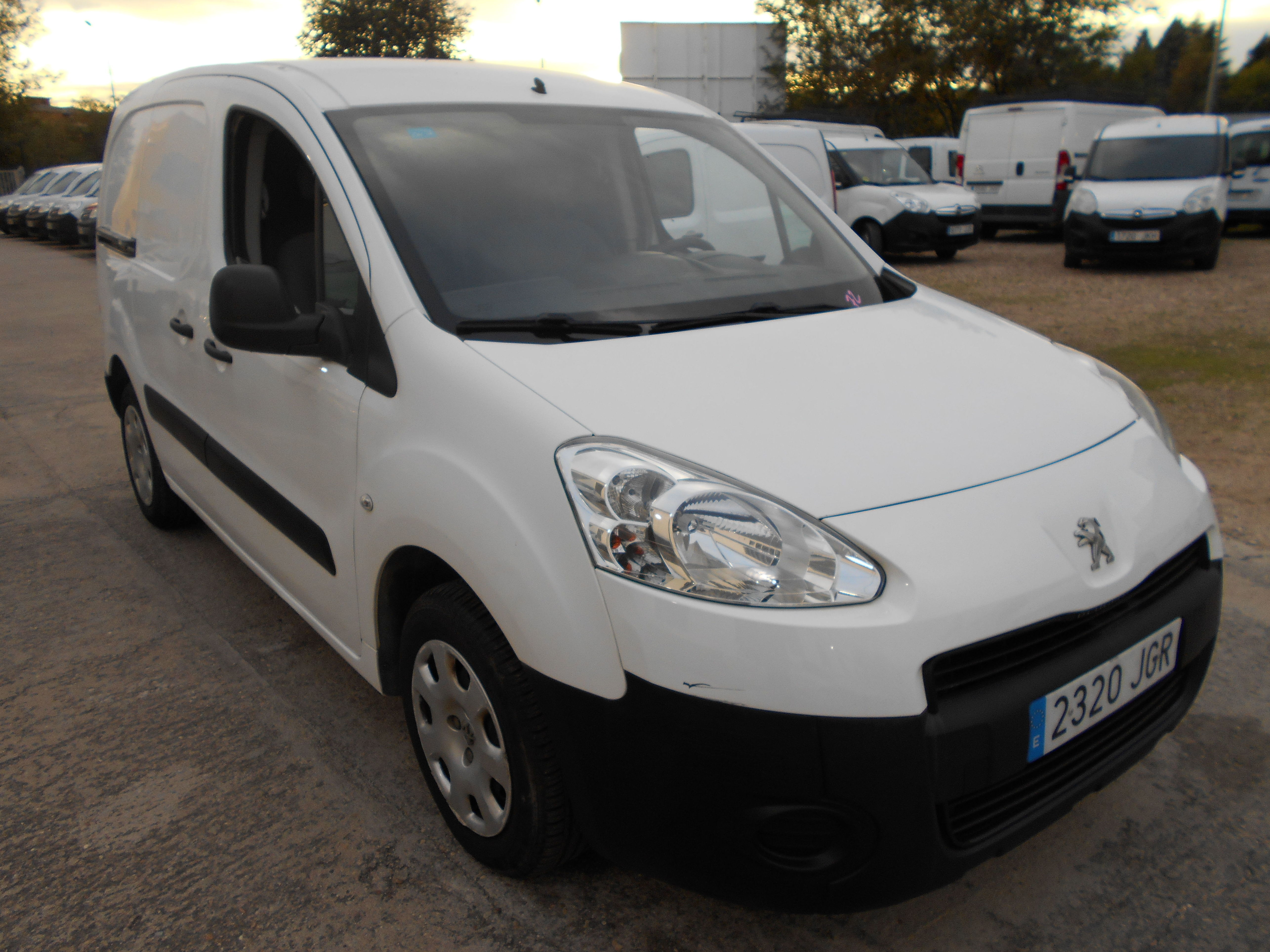 PEUGEOT PARTNER HDI 2015 FURGON: Stock de Furgonetas a Buen Precio PEUGEOT PARTNER HDI 2015 FURGON: Stock de Furgonetas a Buen Precio