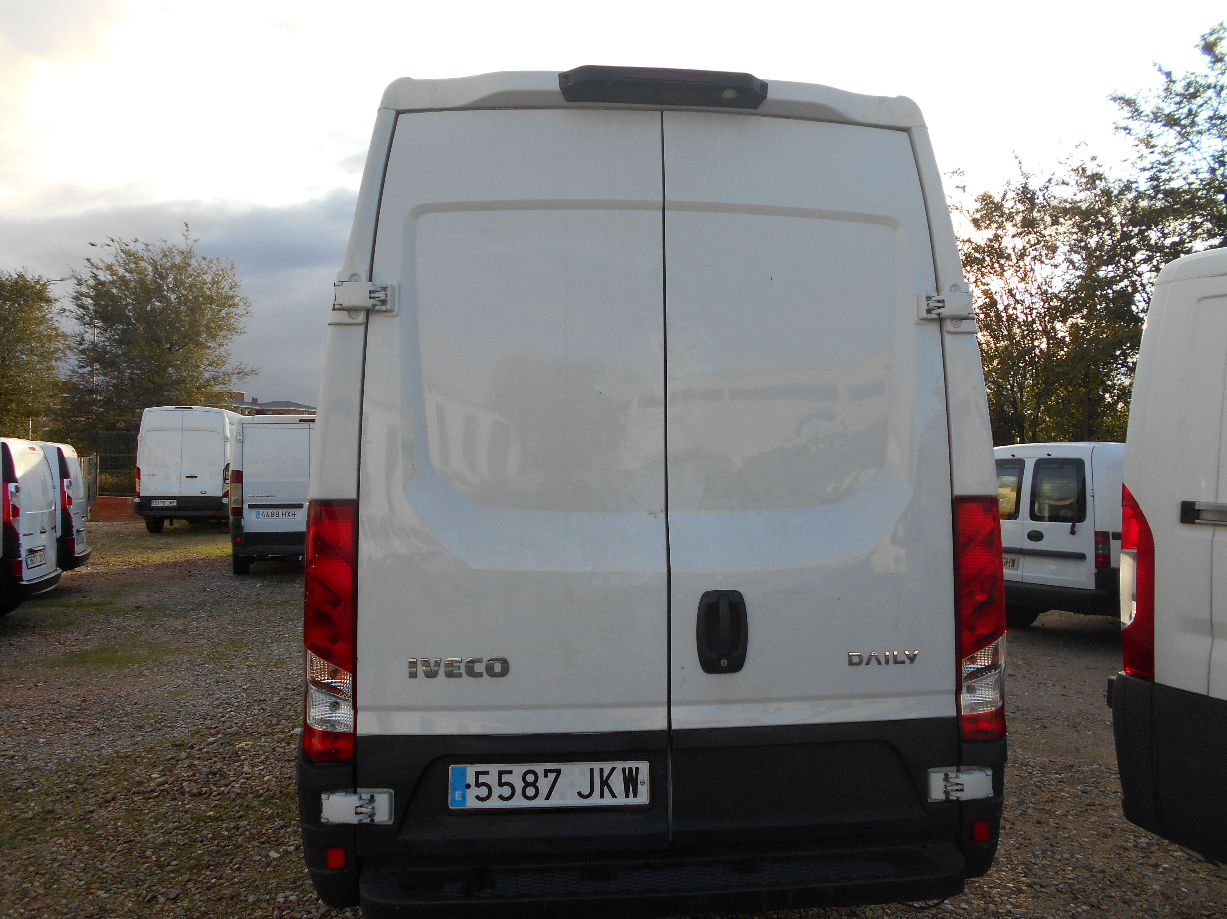 IVECO LARGA FURGON 3 PLAZAS : Stock de Furgonetas a Buen Precio IVECO LARGA FURGON 3 PLAZAS : Stock de Furgonetas a Buen Precio