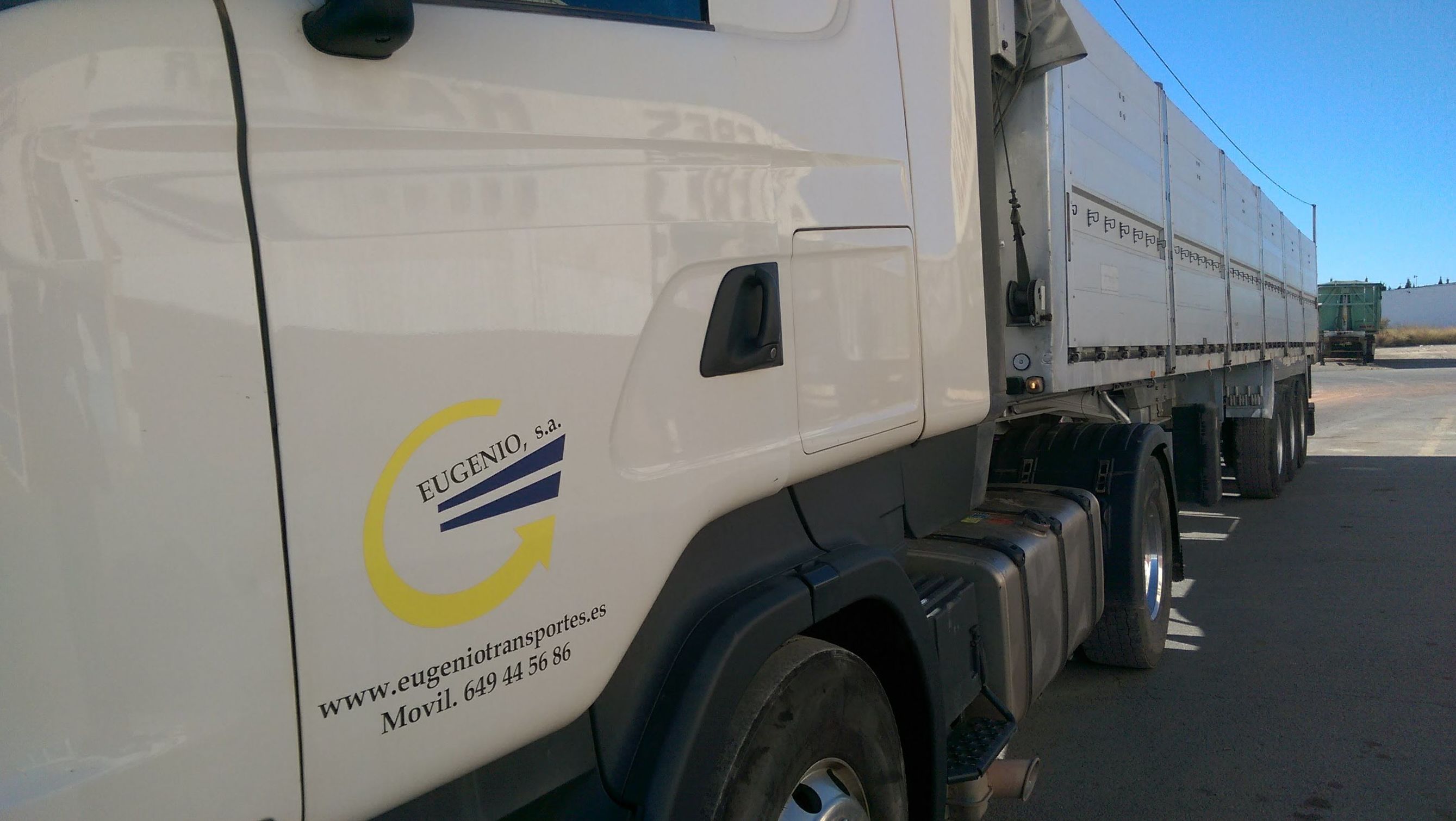Plataformas basculantes.: Servicios de EUGENIO, S. A. Plataformas basculantes.: Servicios de EUGENIO, S. A.
