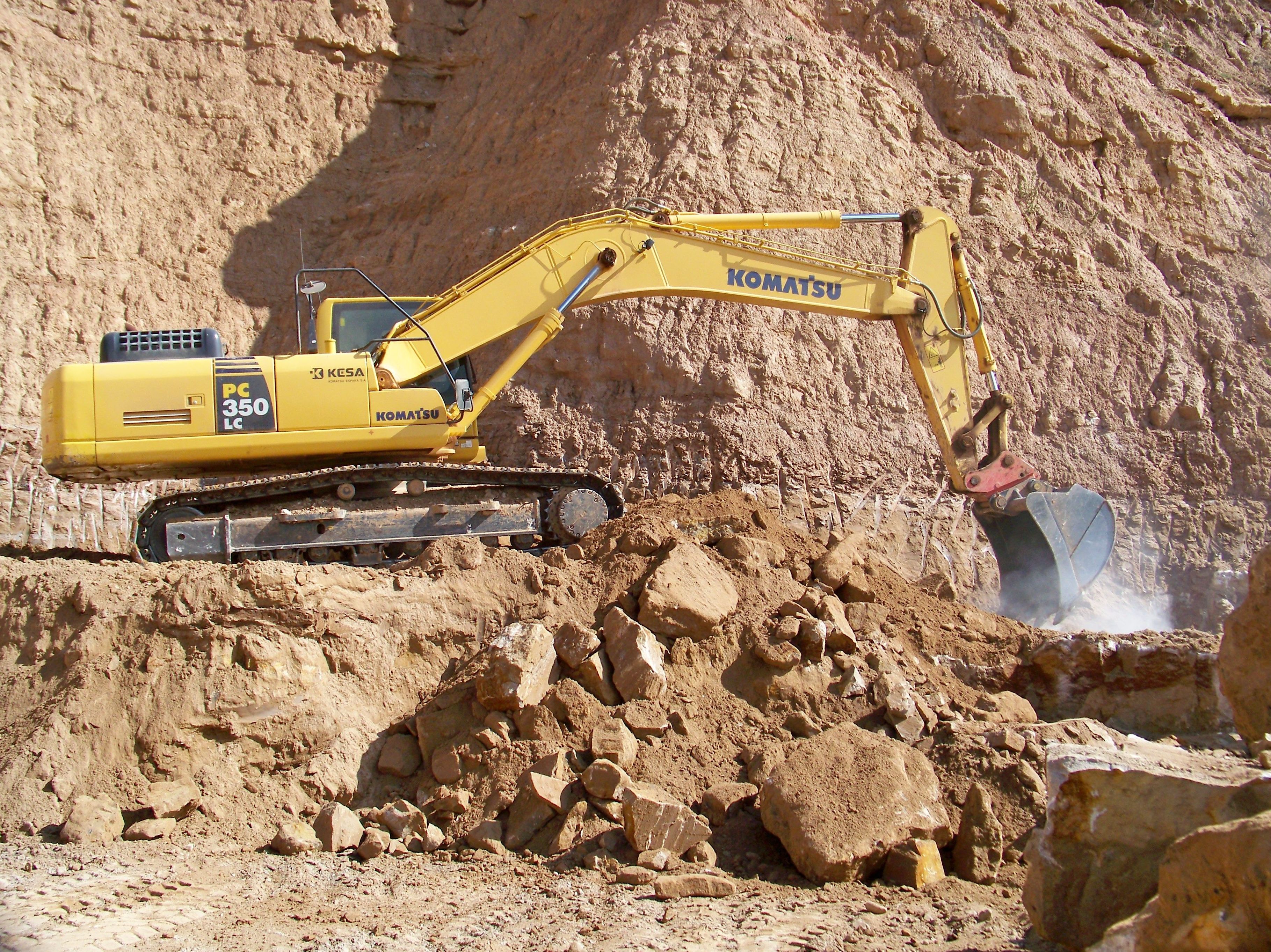 Retroexcavadora en labores de extracción. Retroexcavadora en labores de extracción.