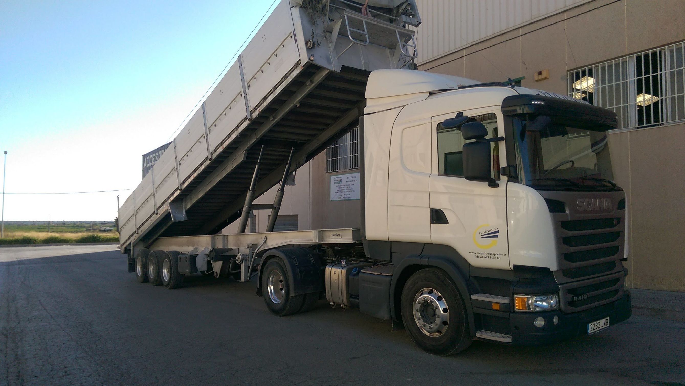 Plataformas basculantes.: Servicios de EUGENIO, S. A. Plataformas basculantes.: Servicios de EUGENIO, S. A.