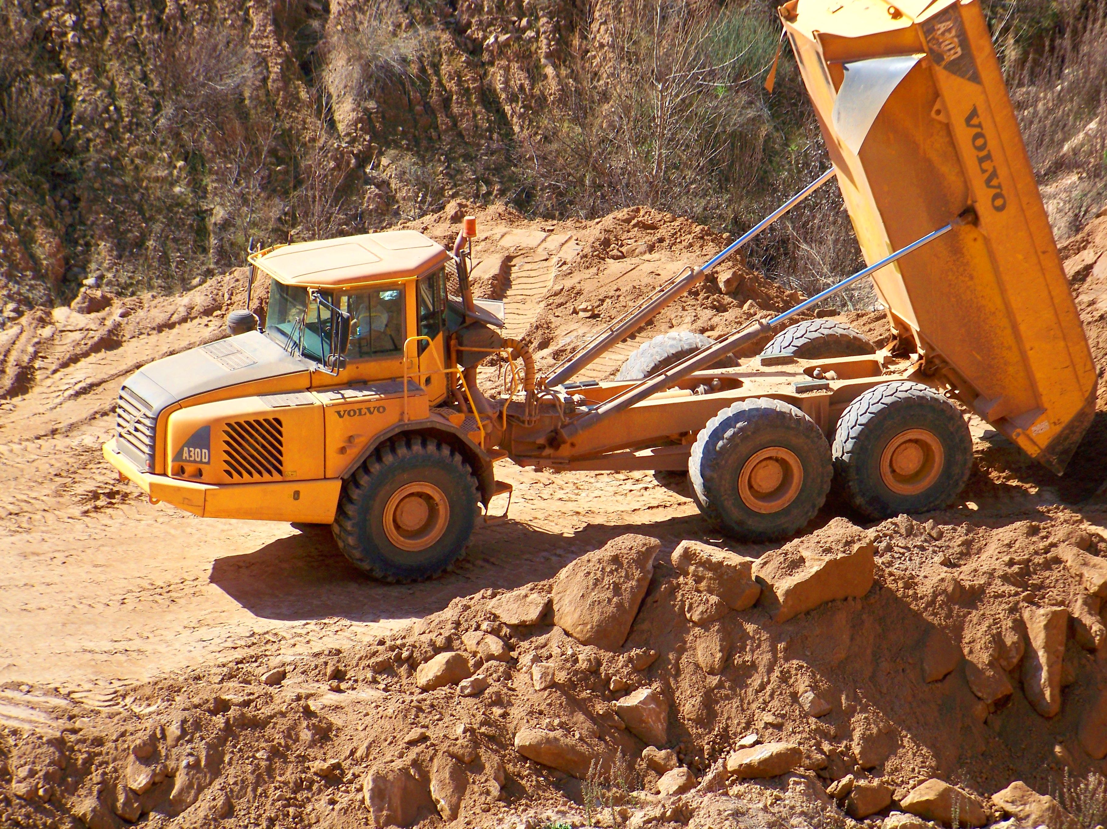 Dumper en labores de descarga. Dumper en labores de descarga.
