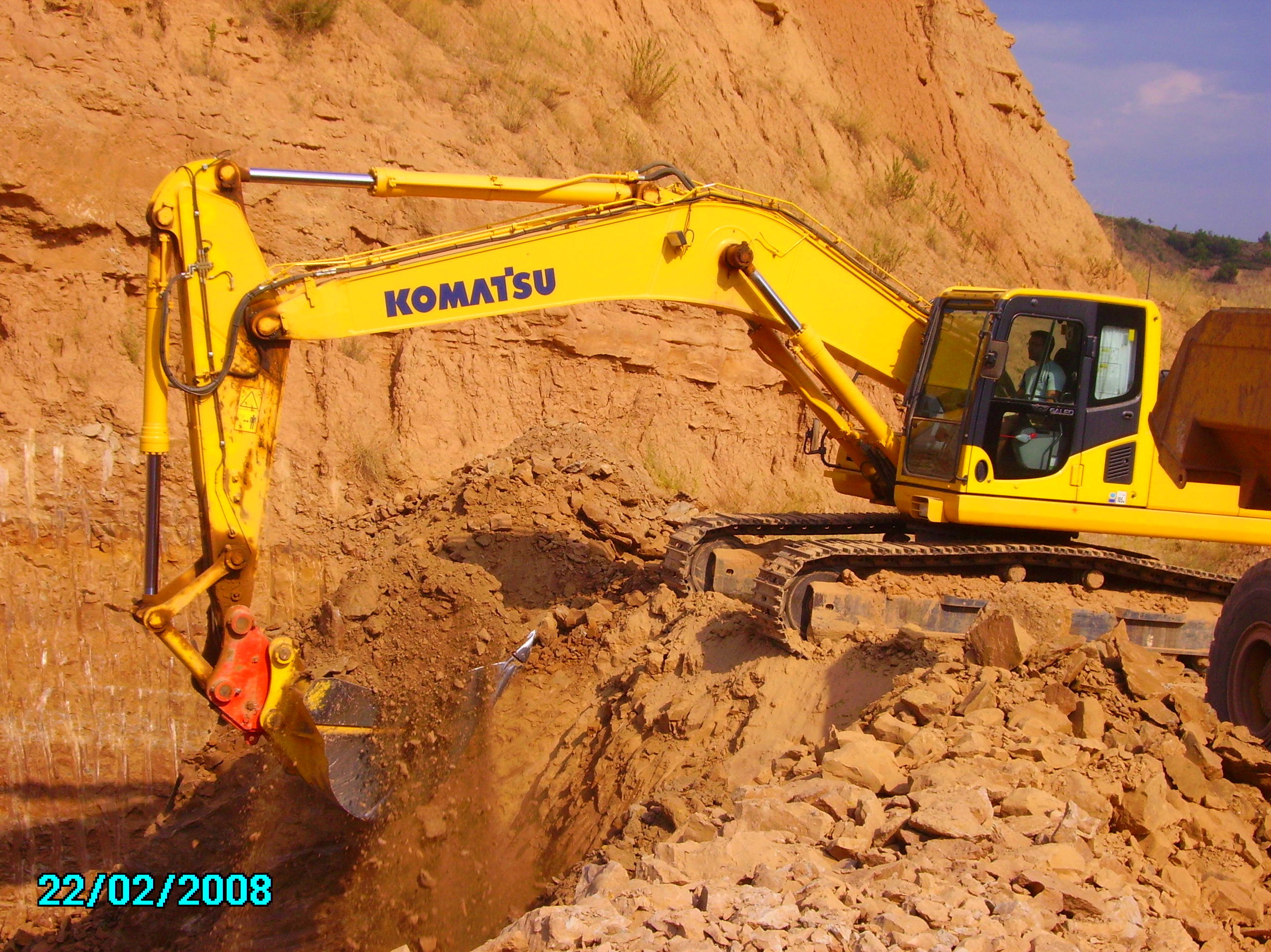 Retroexcavadora en labores de extracción y carga. Retroexcavadora en labores de extracción y carga.