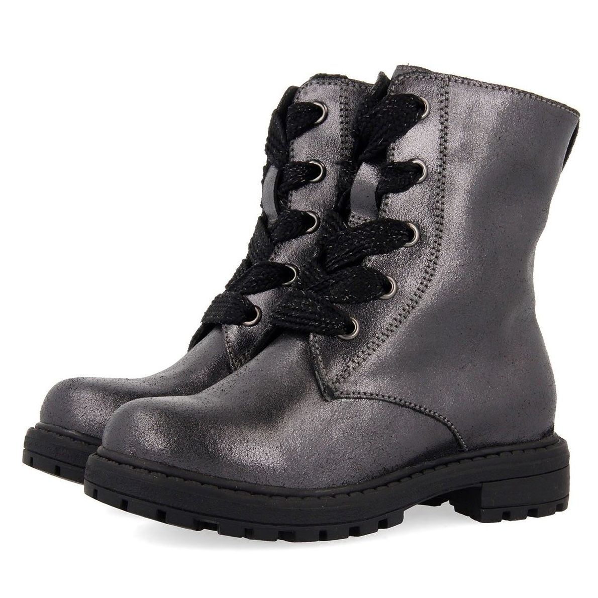 BOTA ESTILO MILITAR: CATÁLOGO de Paula Fernández BOTA ESTILO MILITAR: CATÁLOGO de Paula Fernández
