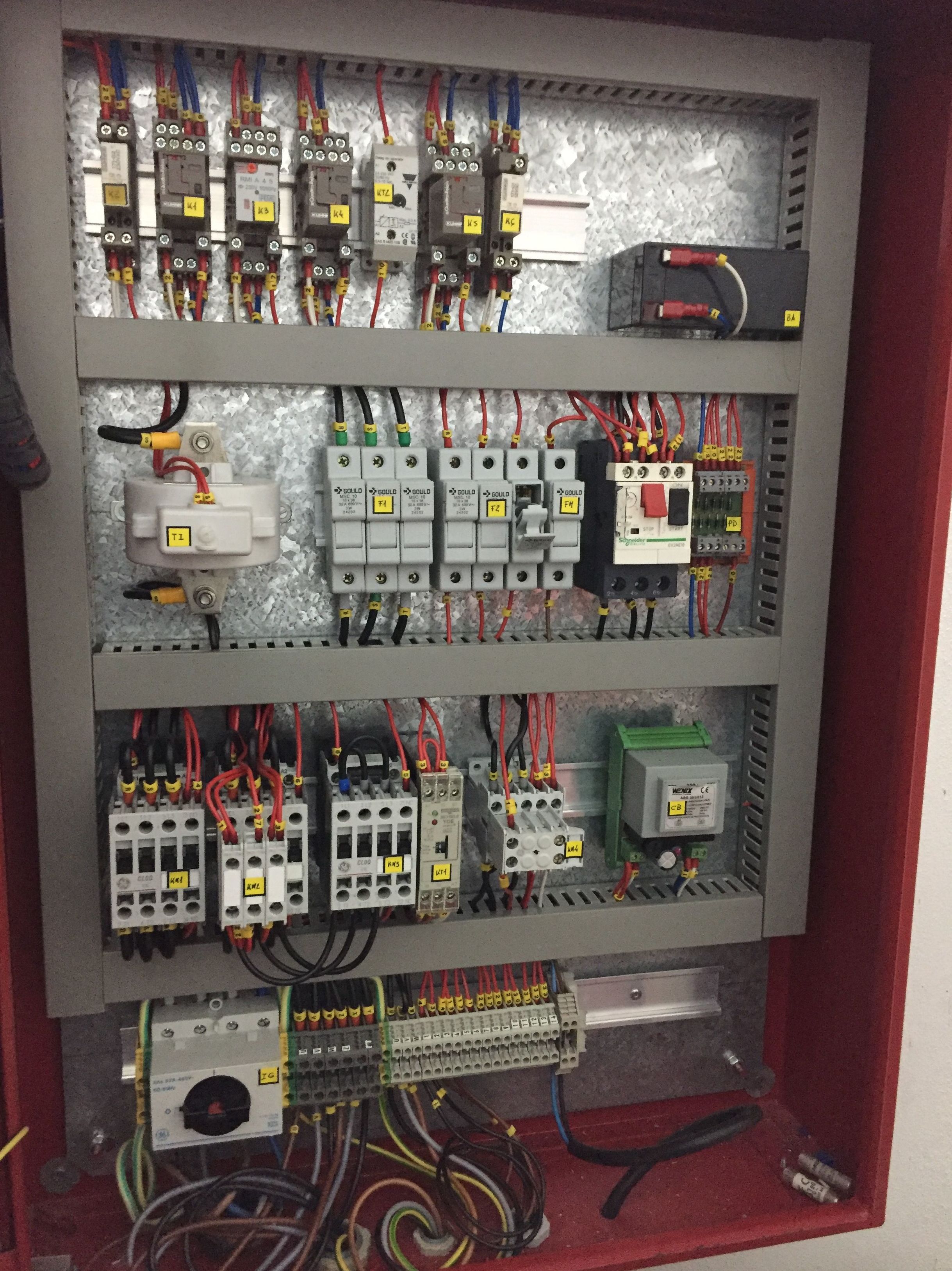 Armario eléctrico de maniobra grupo de presión Armario eléctrico de maniobra grupo de presión