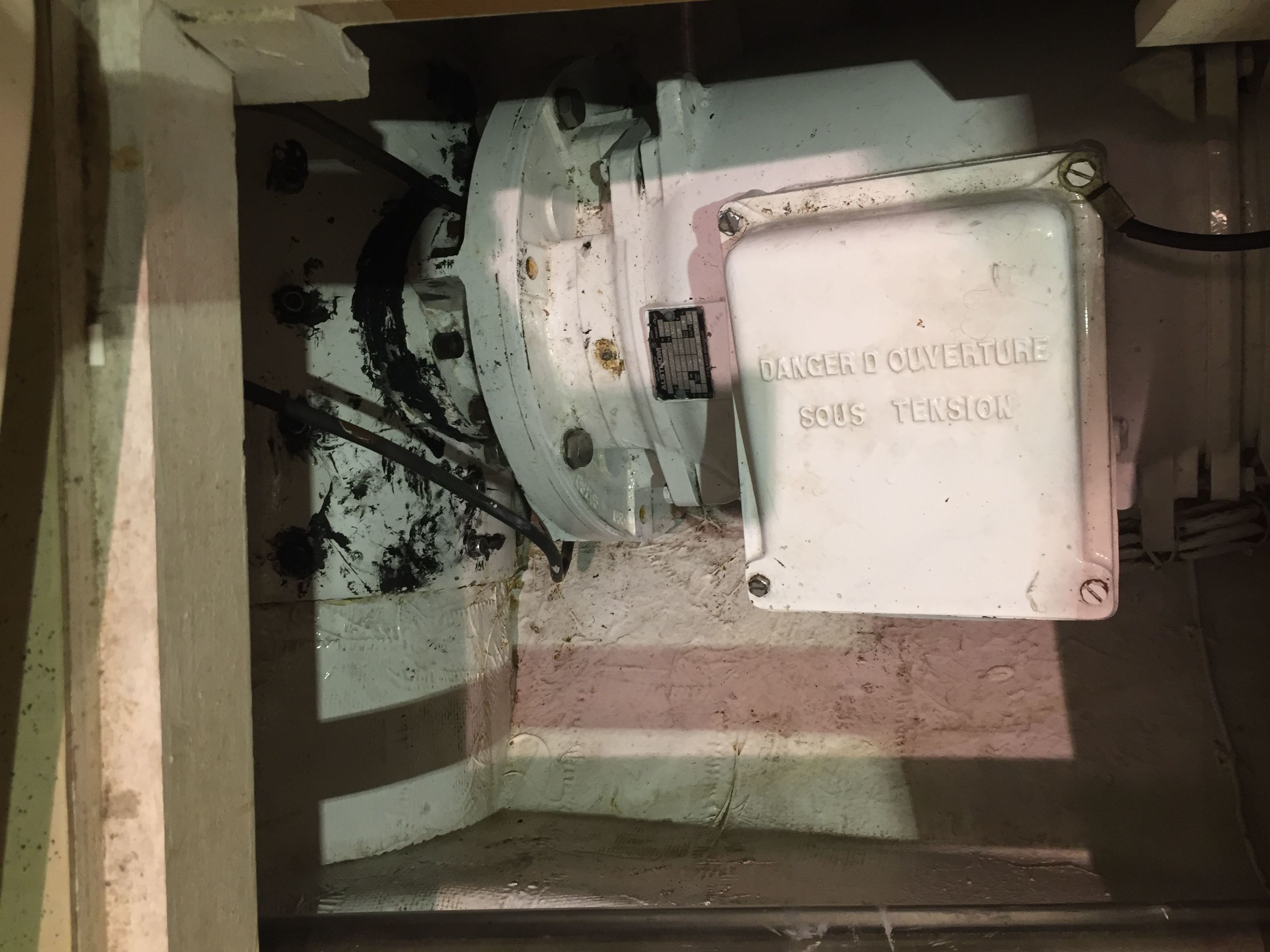 Motor Alsthom para hélice de proa. Motor Alsthom para hélice de proa.