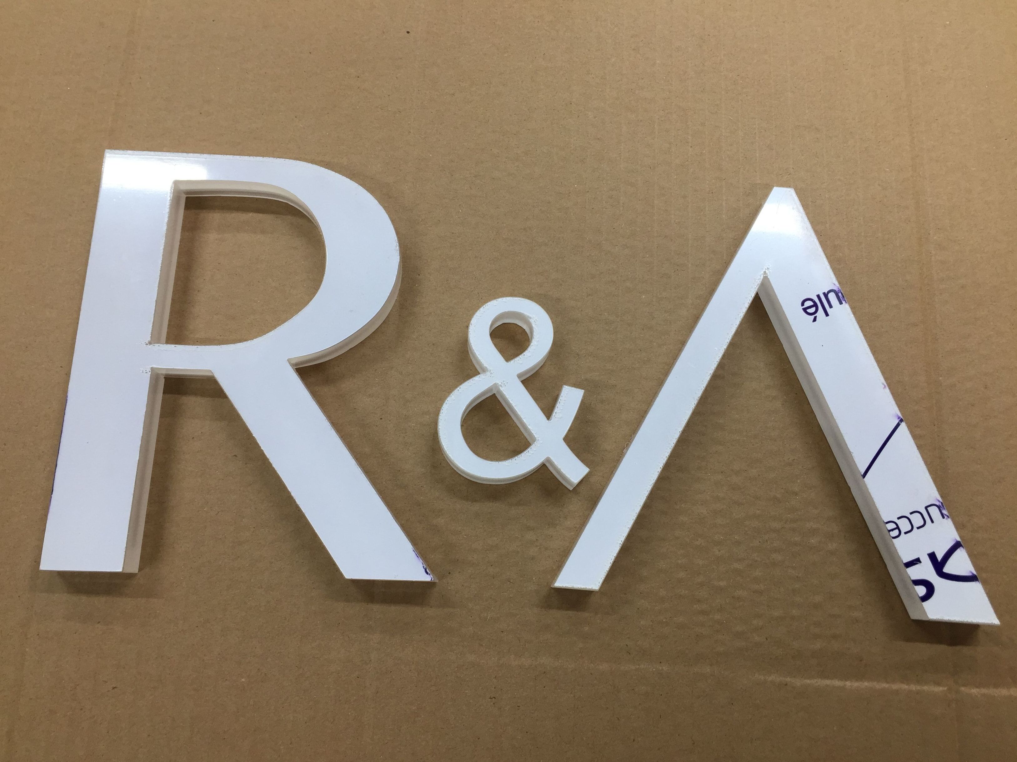 Letras retroiluminadas para yates: Servicios de R&A Ingeniería Letras retroiluminadas para yates: Servicios de R&A Ingeniería