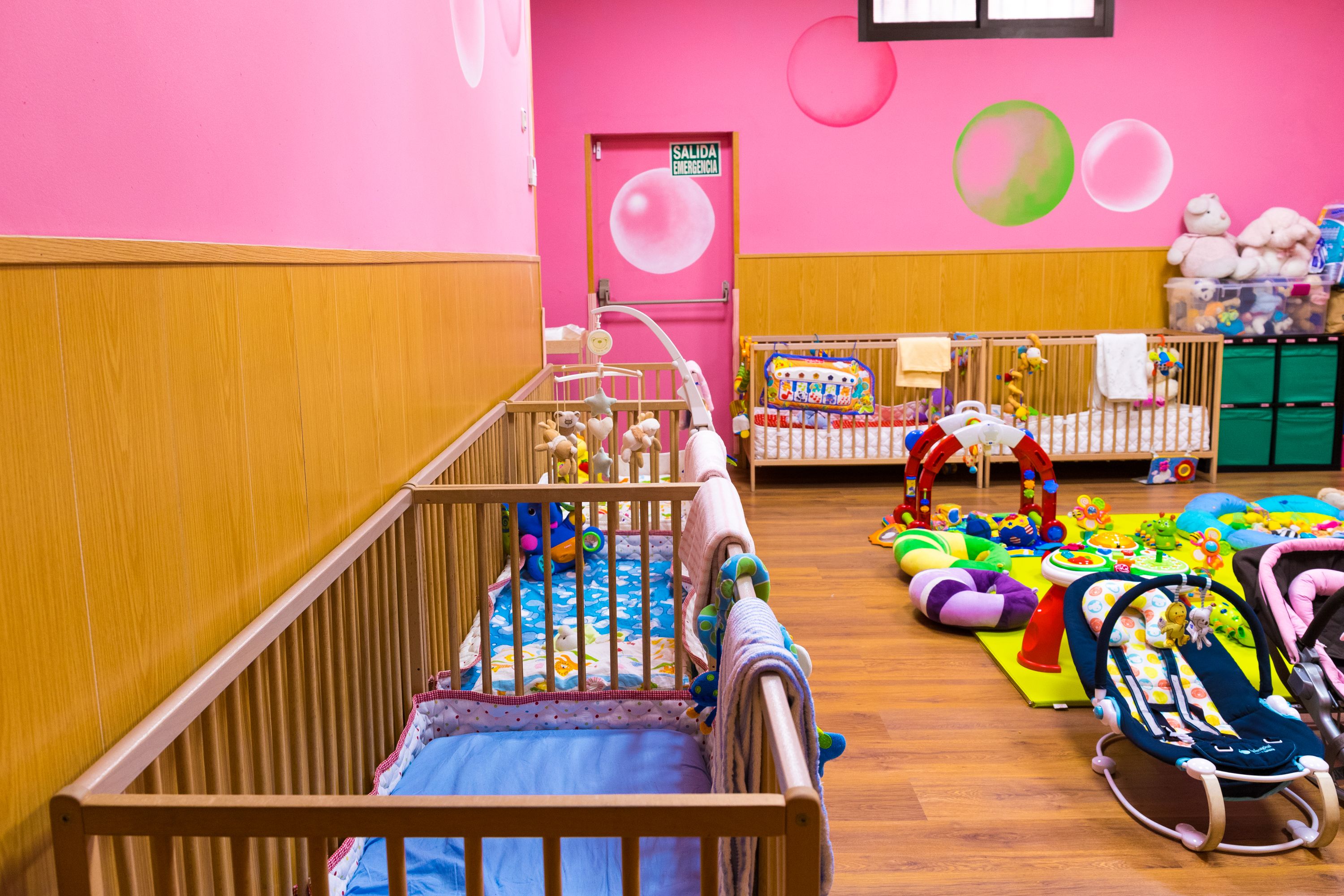 Aula Rosa (bebés): Centro Infantil Pompitas de Centro Infantil Pompitas Aula Rosa (bebés): Centro Infantil Pompitas de Centro Infantil Pompitas