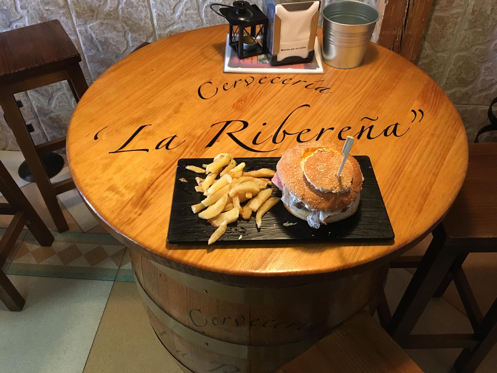 Sándwiches, hamburguesas y tostas: Especialidades de Cervecería La Ribereña Sándwiches, hamburguesas y tostas: Especialidades de Cervecería La Ribereña