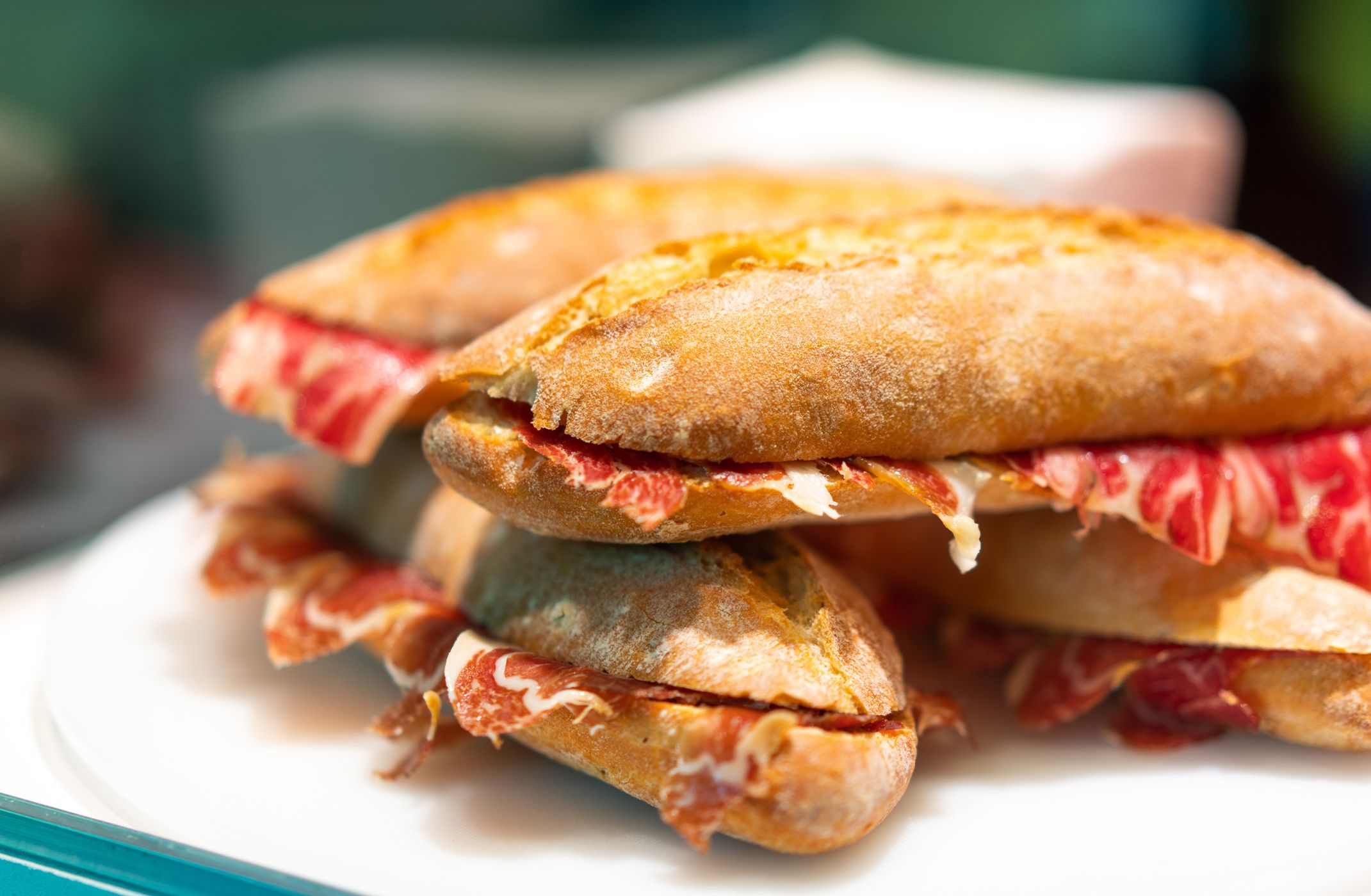 Bocadillos y montados: Especialidades de Cervecería La Ribereña Bocadillos y montados: Especialidades de Cervecería La Ribereña