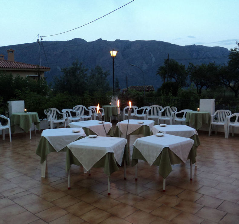 Terraza exterior del mesón 
