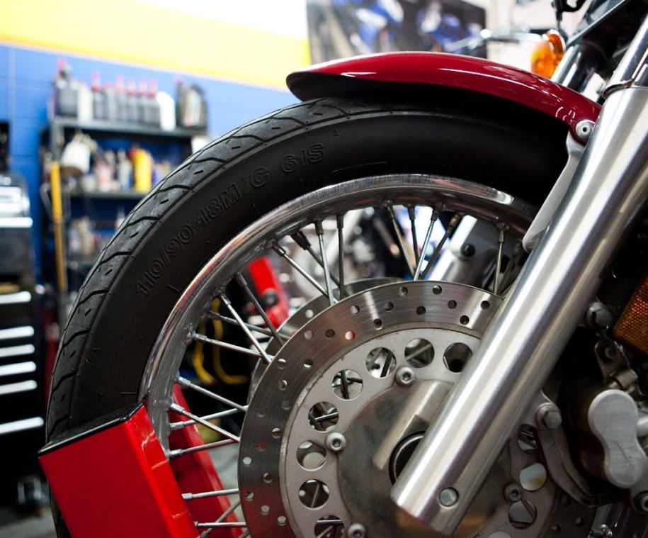 Mantenimiento de motos: Servicios de Neumáticos Mora Mantenimiento de motos: Servicios de Neumáticos Mora