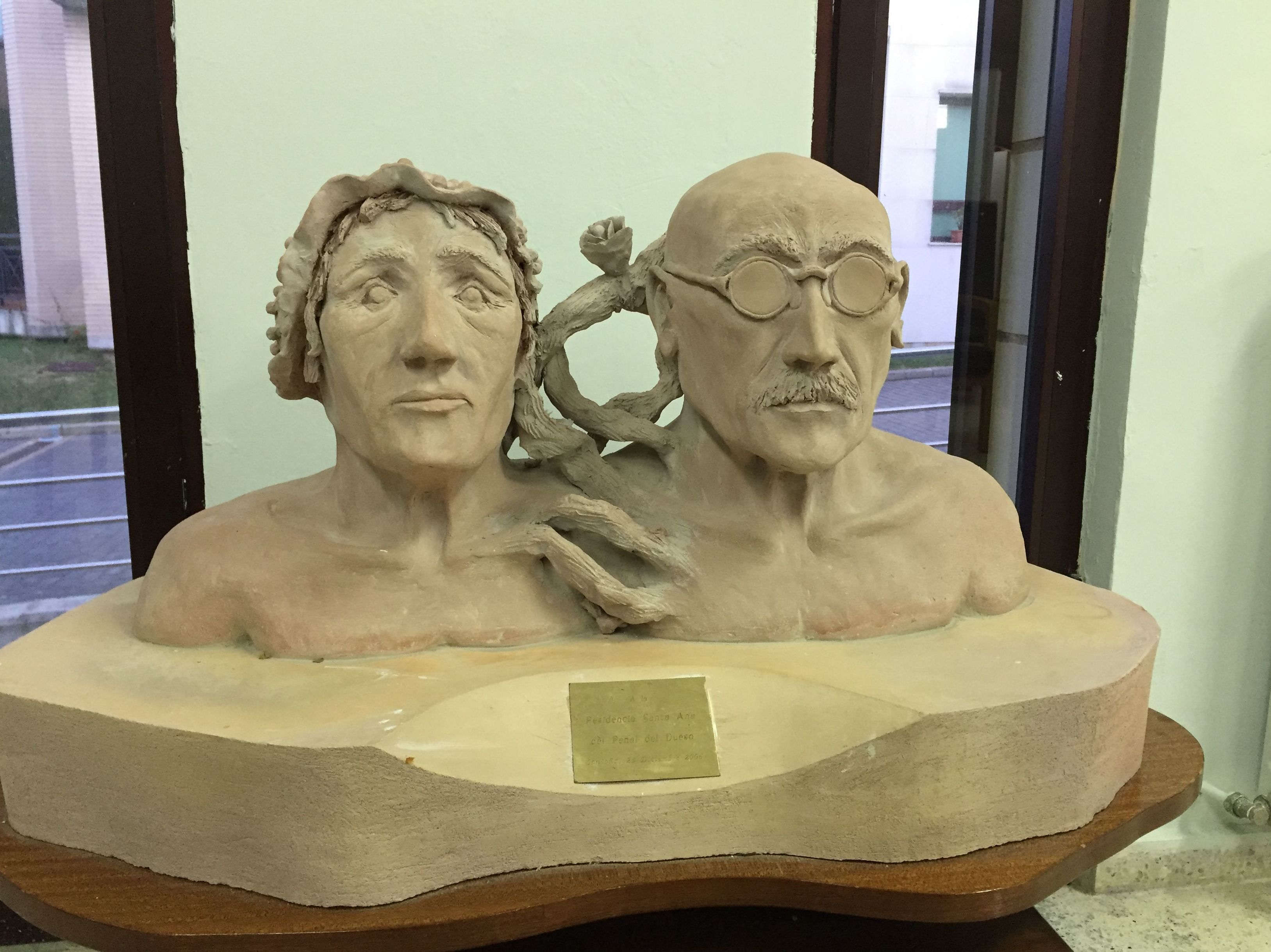 Busto realizado por internos del CP.El Dueso de Gregorio Pumarejo y Rafaela Azcue