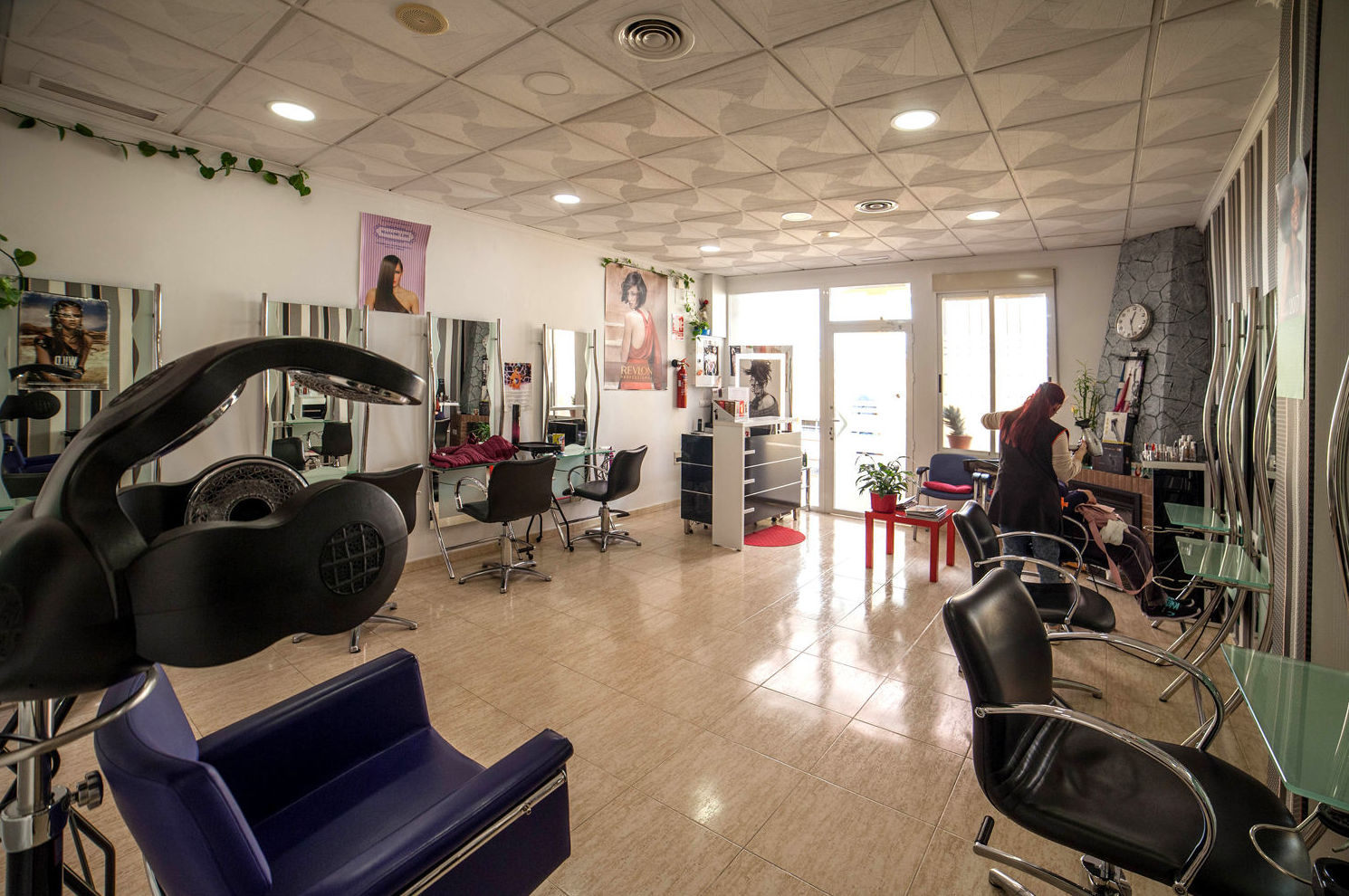 Amplio salón para cursos de peluquería 