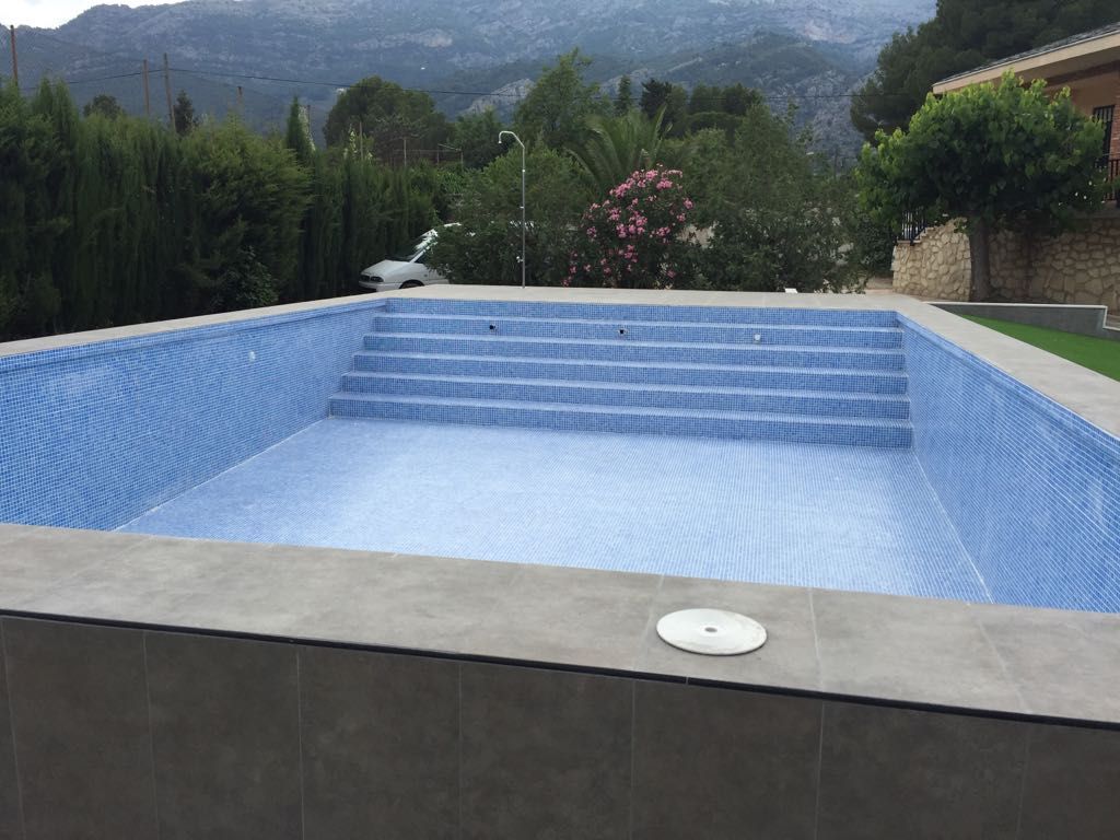 Piscinas: Servicios de Construsalior, S.L.U. Piscinas: Servicios de Construsalior, S.L.U.