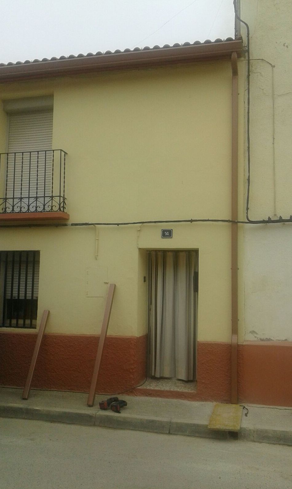 Instalacion de canalones en fachada