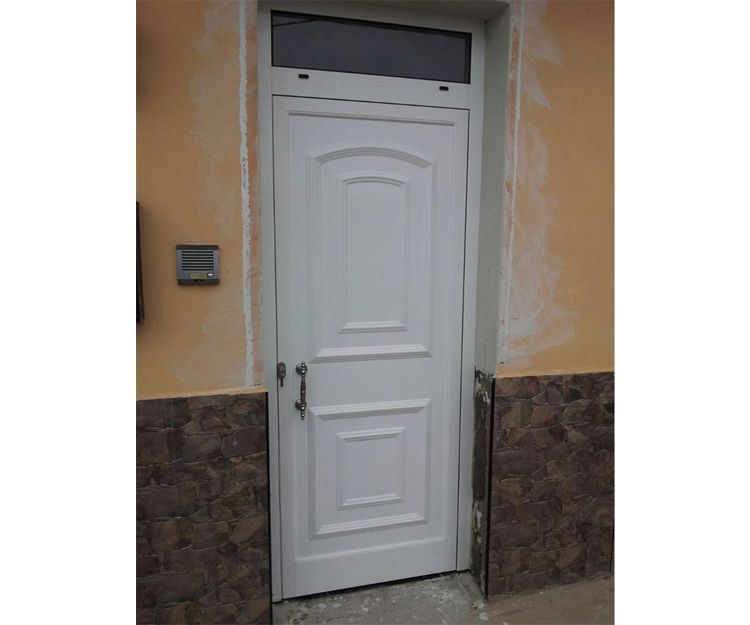 Puerta de entrada de aluminio blanco