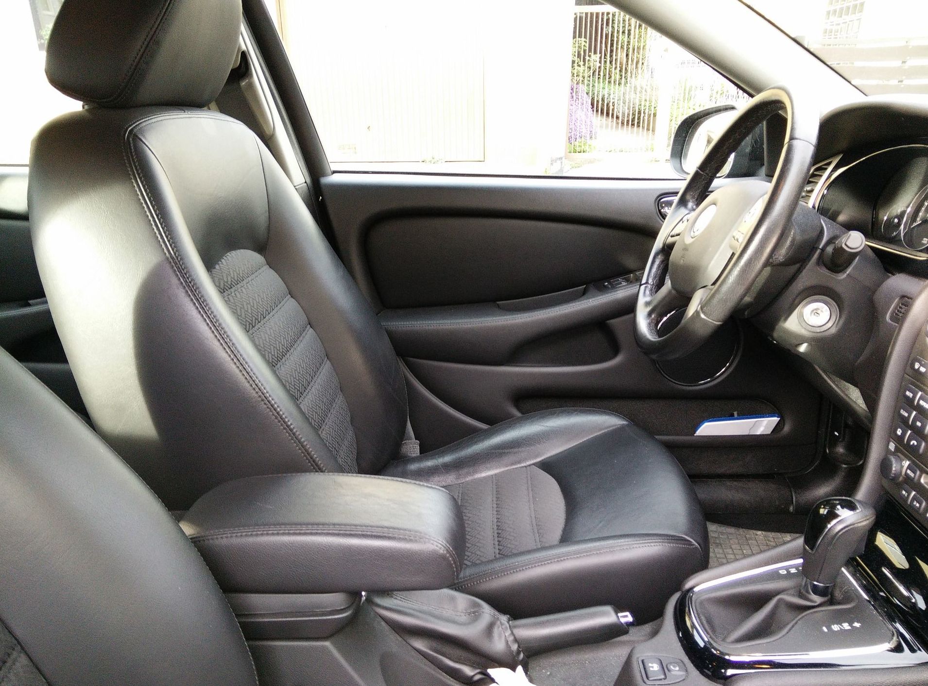 Montaje de accesorios: Servicios de Rociauto Bosch - Autoroan Montaje de accesorios: Servicios de Rociauto Bosch - Autoroan