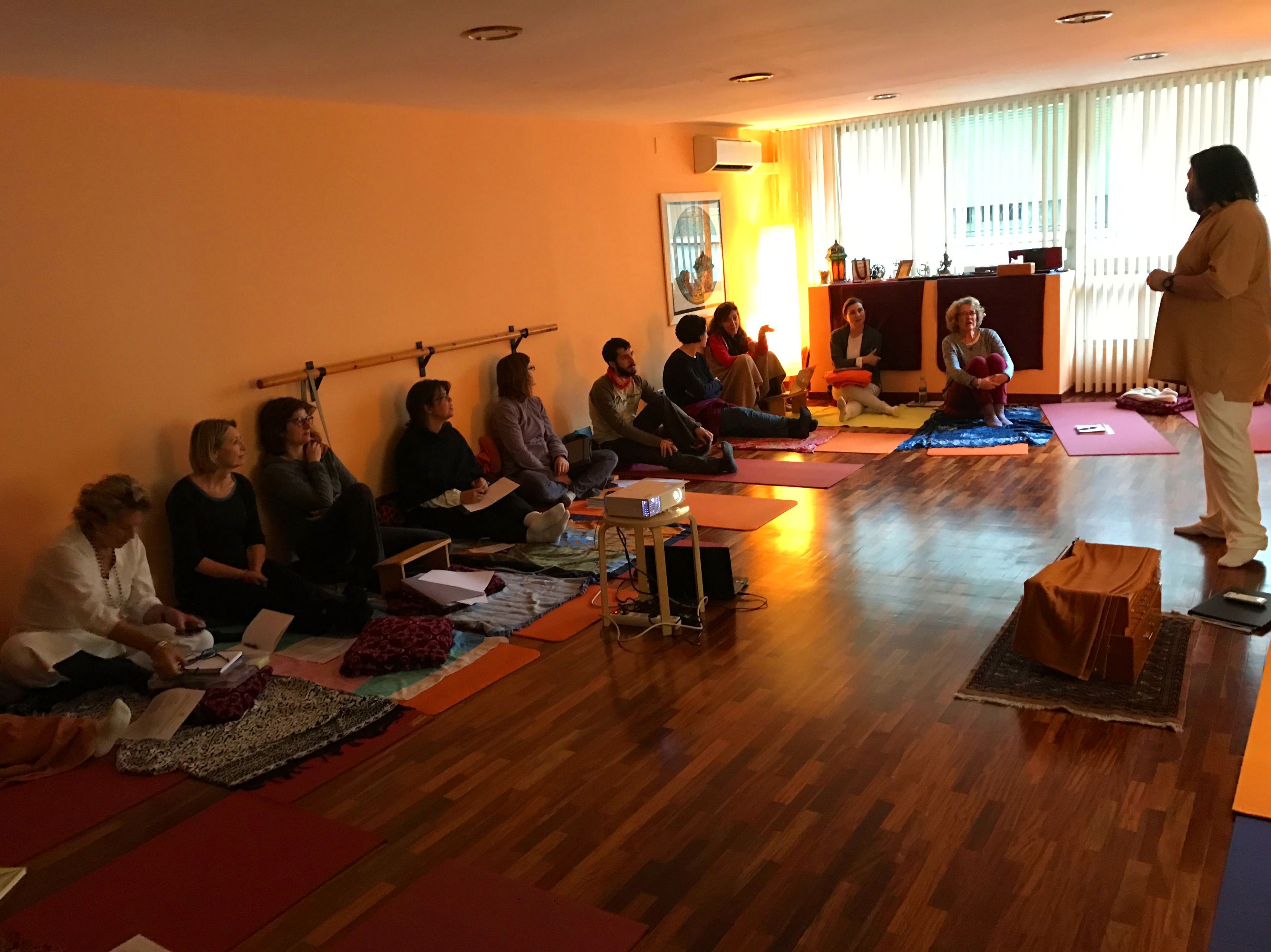Formación Tradicional de Profesores de Yoga en Barcelona: Qué hacemos de Yoga Formación Tradicional de Profesores de Yoga en Barcelona: Qué hacemos de Yoga
