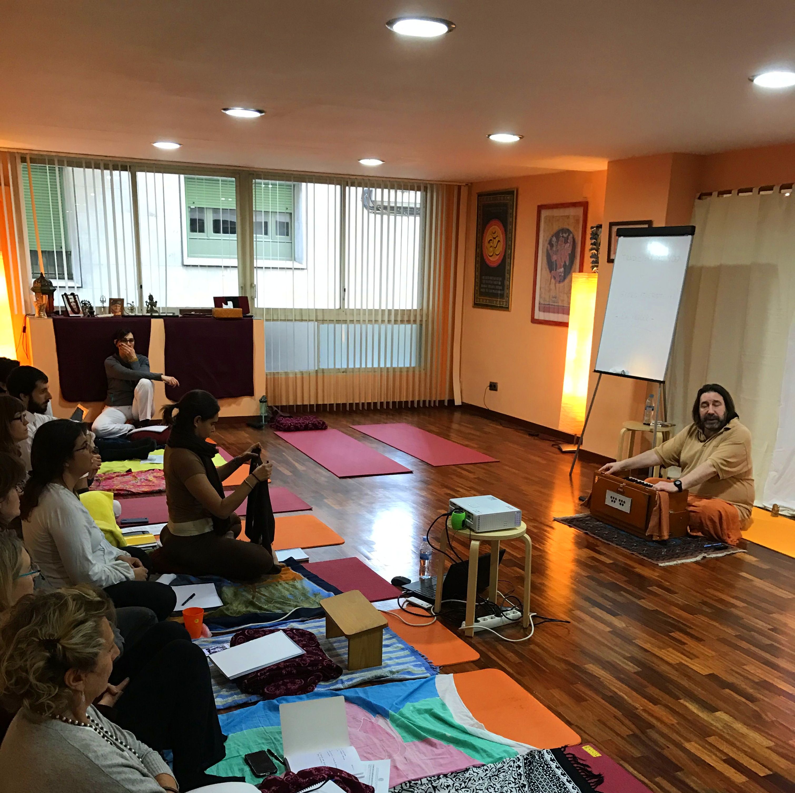 Formación Tradicional de Profesores de Yoga en Barcelona: Qué hacemos de Yoga Formación Tradicional de Profesores de Yoga en Barcelona: Qué hacemos de Yoga