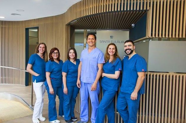 Doctor Carlos Ospina y su equipo de dentistas, atención al paciente y auxiliares dentales