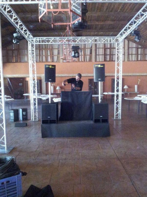 Escenario y estructuras: Servicios de GranAudio Escenario y estructuras: Servicios de GranAudio