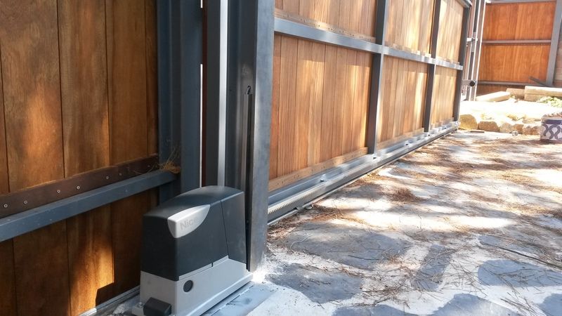 Instalación de puertas correderas: Motores y automatismos de Automatismos Jimm Instalación de puertas correderas: Motores y automatismos de Automatismos Jimm