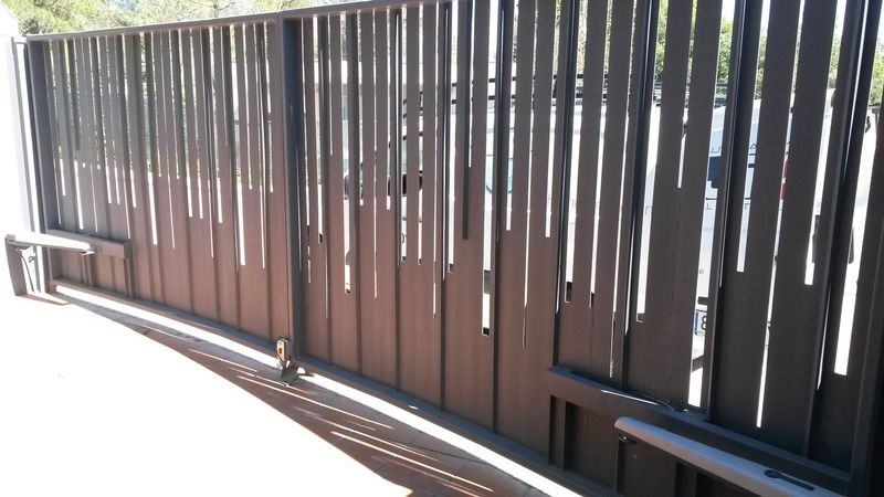 Instalación de puertas batientes: Motores y automatismos de Automatismos Jimm Instalación de puertas batientes: Motores y automatismos de Automatismos Jimm