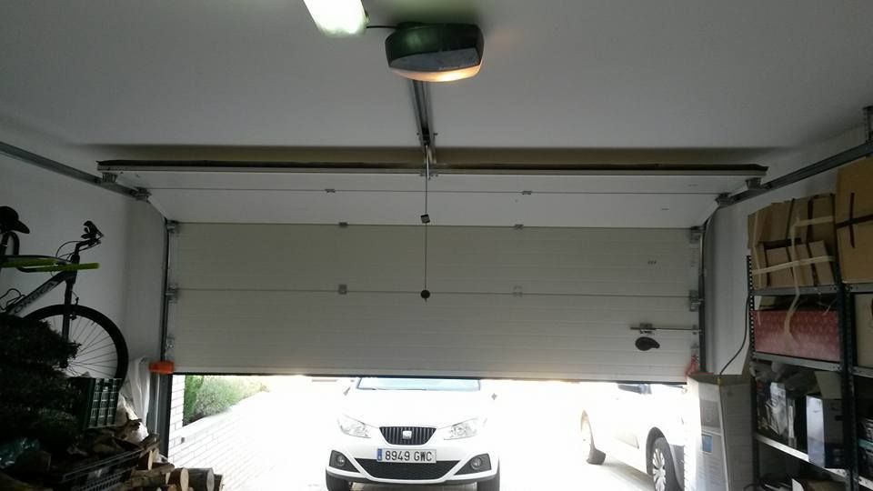 Instalación de puertas seccionales: Motores y automatismos de Automatismos Jimm Instalación de puertas seccionales: Motores y automatismos de Automatismos Jimm