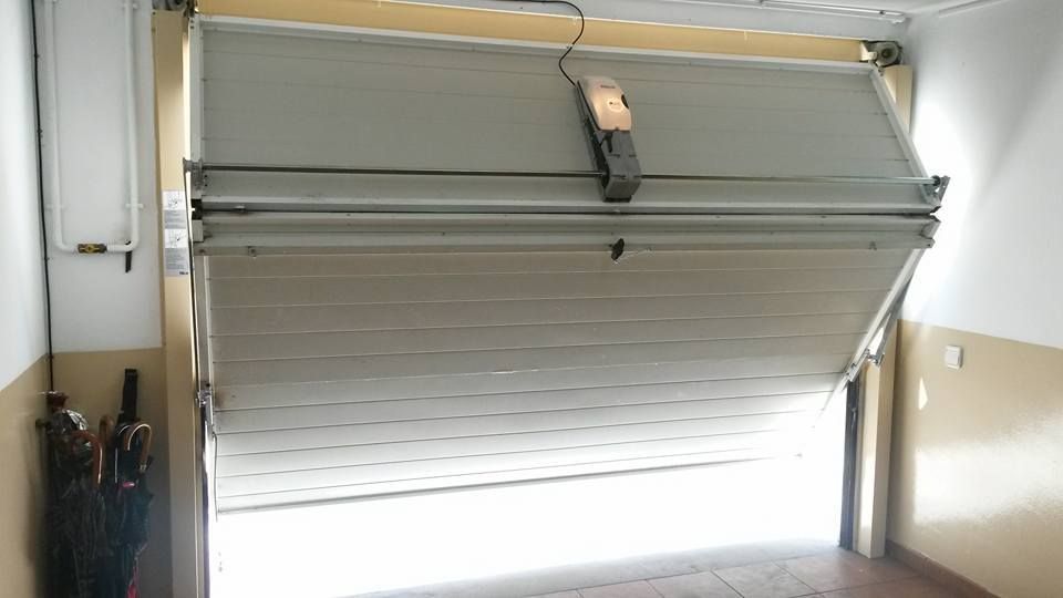 Instalación de automatismos para puertas basculantes: Motores y automatismos de Automatismos Jimm Instalación de automatismos para puertas basculantes: Motores y automatismos de Automatismos Jimm