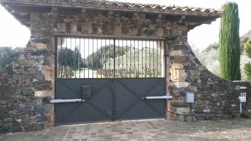 Instalación de puertas batientes: Motores y automatismos de Automatismos Jimm Instalación de puertas batientes: Motores y automatismos de Automatismos Jimm
