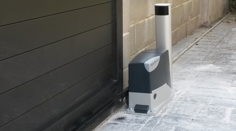 Instalación de puertas correderas: Motores y automatismos de Automatismos Jimm Instalación de puertas correderas: Motores y automatismos de Automatismos Jimm