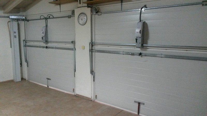Instalación de automatismos para puertas basculantes: Motores y automatismos de Automatismos Jimm Instalación de automatismos para puertas basculantes: Motores y automatismos de Automatismos Jimm