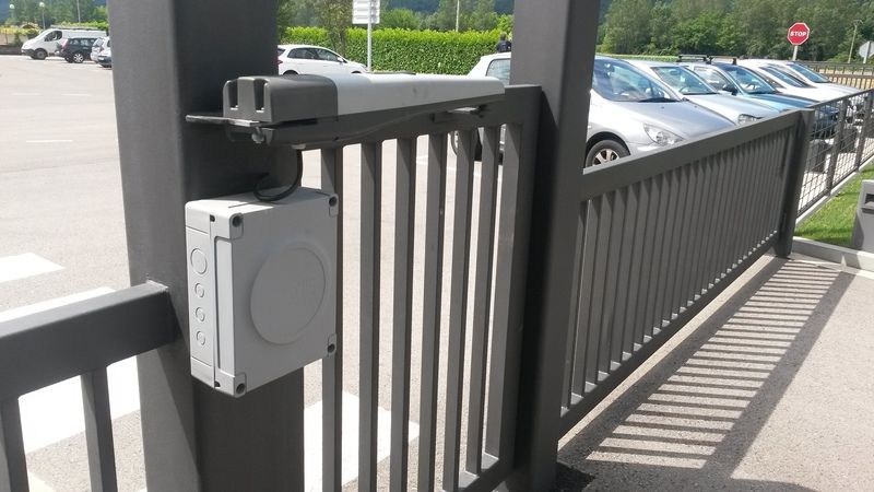 Instalación de puertas batientes: Motores y automatismos de Automatismos Jimm Instalación de puertas batientes: Motores y automatismos de Automatismos Jimm