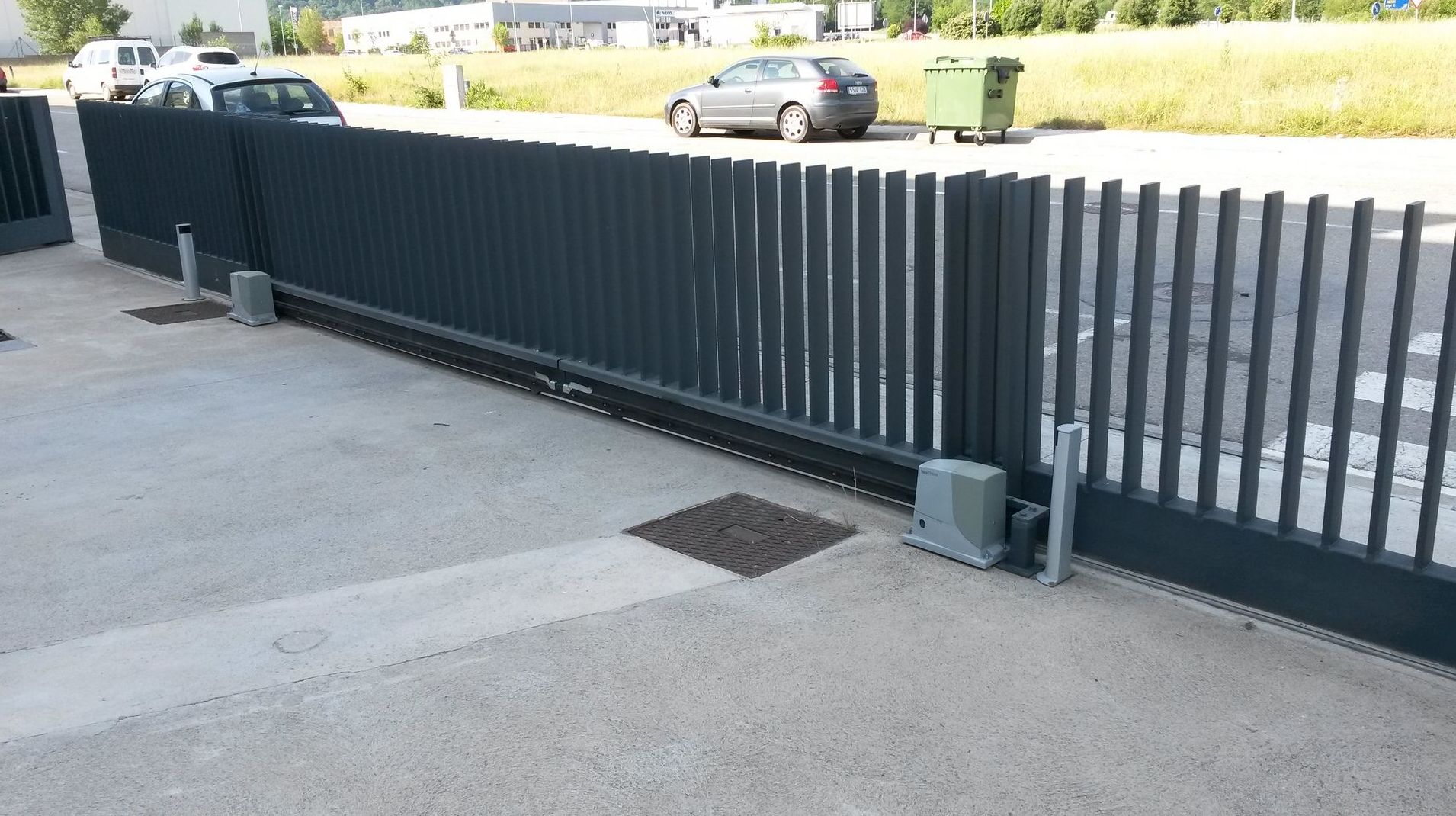 Instalación de puertas correderas: Motores y automatismos de Automatismos Jimm Instalación de puertas correderas: Motores y automatismos de Automatismos Jimm