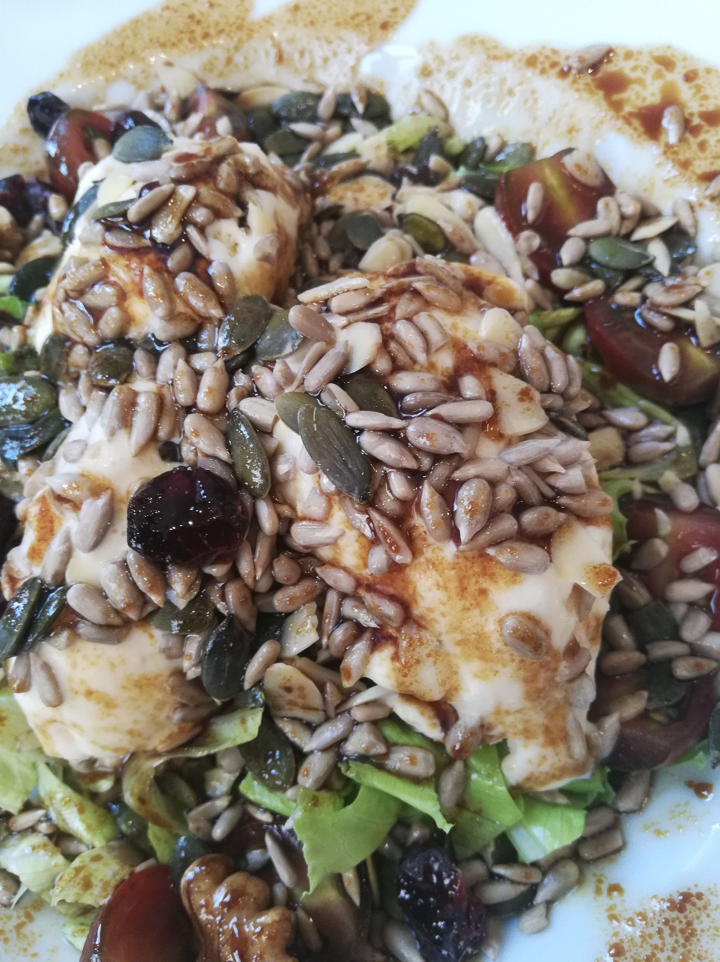 Ensalada con lechugas variadas, frutos secos, vinagreta de miel de caña y helado de queso de cabra Ensalada con lechugas variadas, frutos secos, vinagreta de miel de caña y helado de queso de cabra