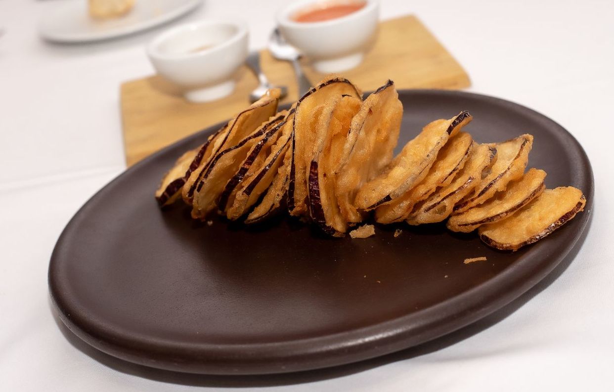 Chips de berenjena en tempura con salmorejo o miel Chips de berenjena en tempura con salmorejo o miel