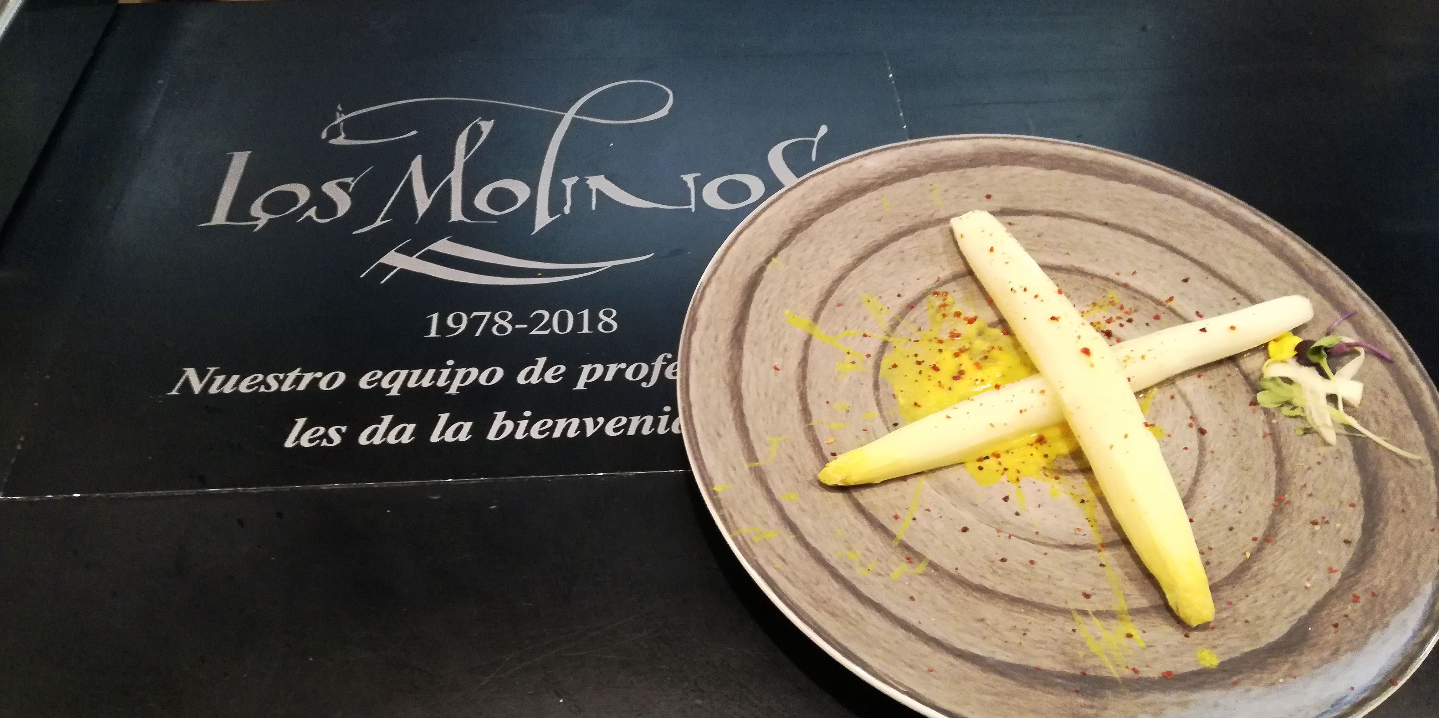 Espárragos blancos (D.O. Navarra) braseados y sopa de maíz tostado Espárragos blancos (D.O. Navarra) braseados y sopa de maíz tostado