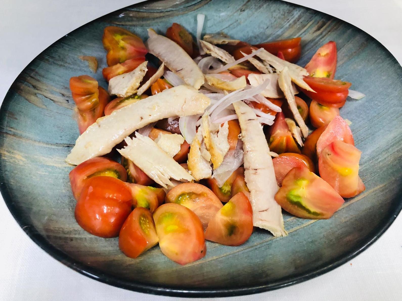 Ensalada de tomate de temporada con ventresca de atún y cebolleta dulce Ensalada de tomate de temporada con ventresca de atún y cebolleta dulce