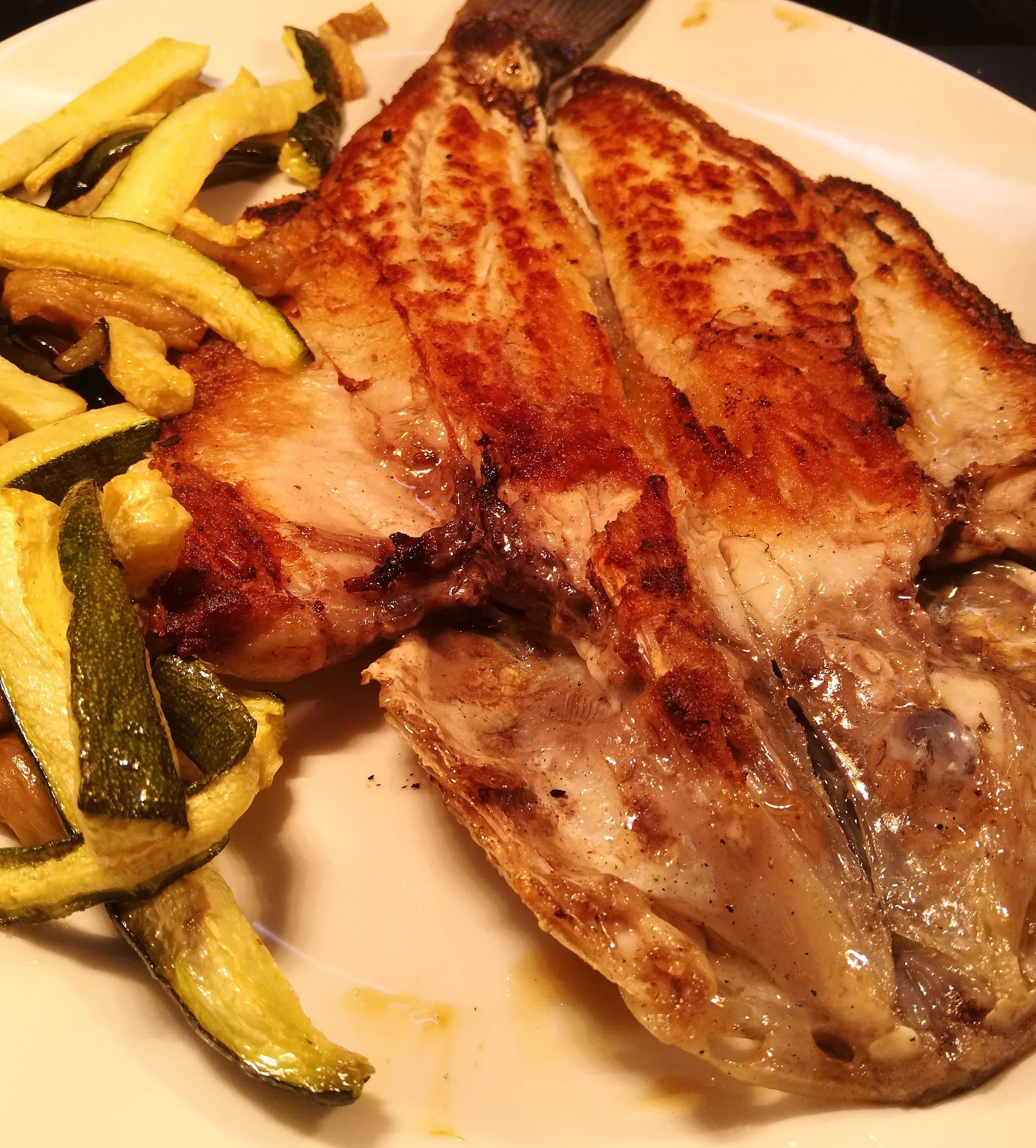 Lubina a la espalda con guarnición de patatas al horno Lubina a la espalda con guarnición de patatas al horno