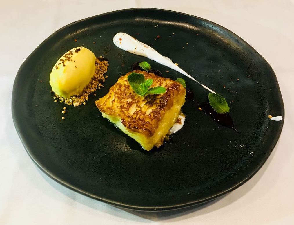 TORRIJA CARAMELIZADA, CREAMA DE YOGUR Y COULIS DE FRUTOS ROJOS Y SORBETE DE PIÑA TORRIJA CARAMELIZADA, CREAMA DE YOGUR Y COULIS DE FRUTOS ROJOS Y SORBETE DE PIÑA